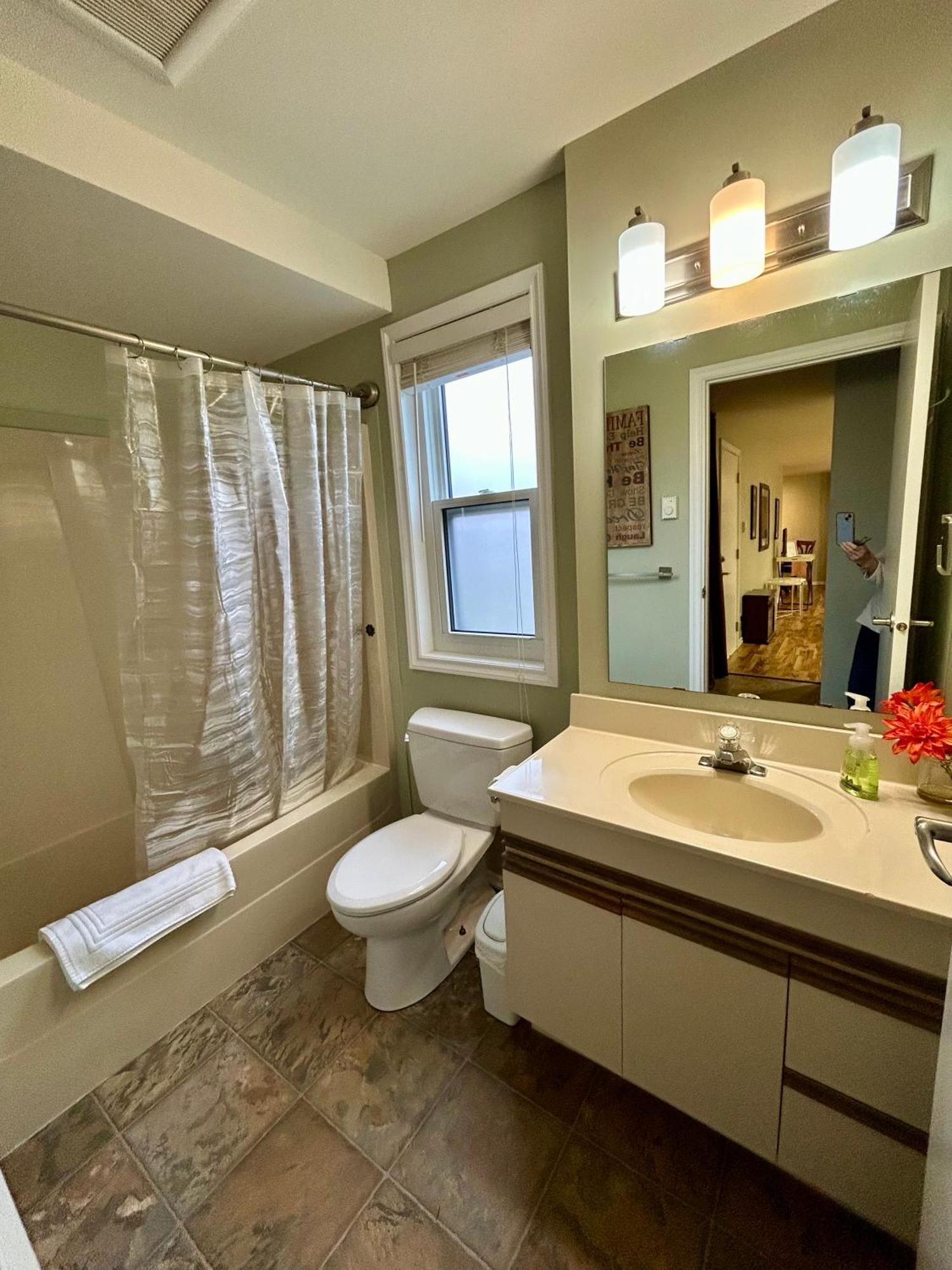 North Nanaimo Gem - Garden-View Room With Private Ensuite Εξωτερικό φωτογραφία